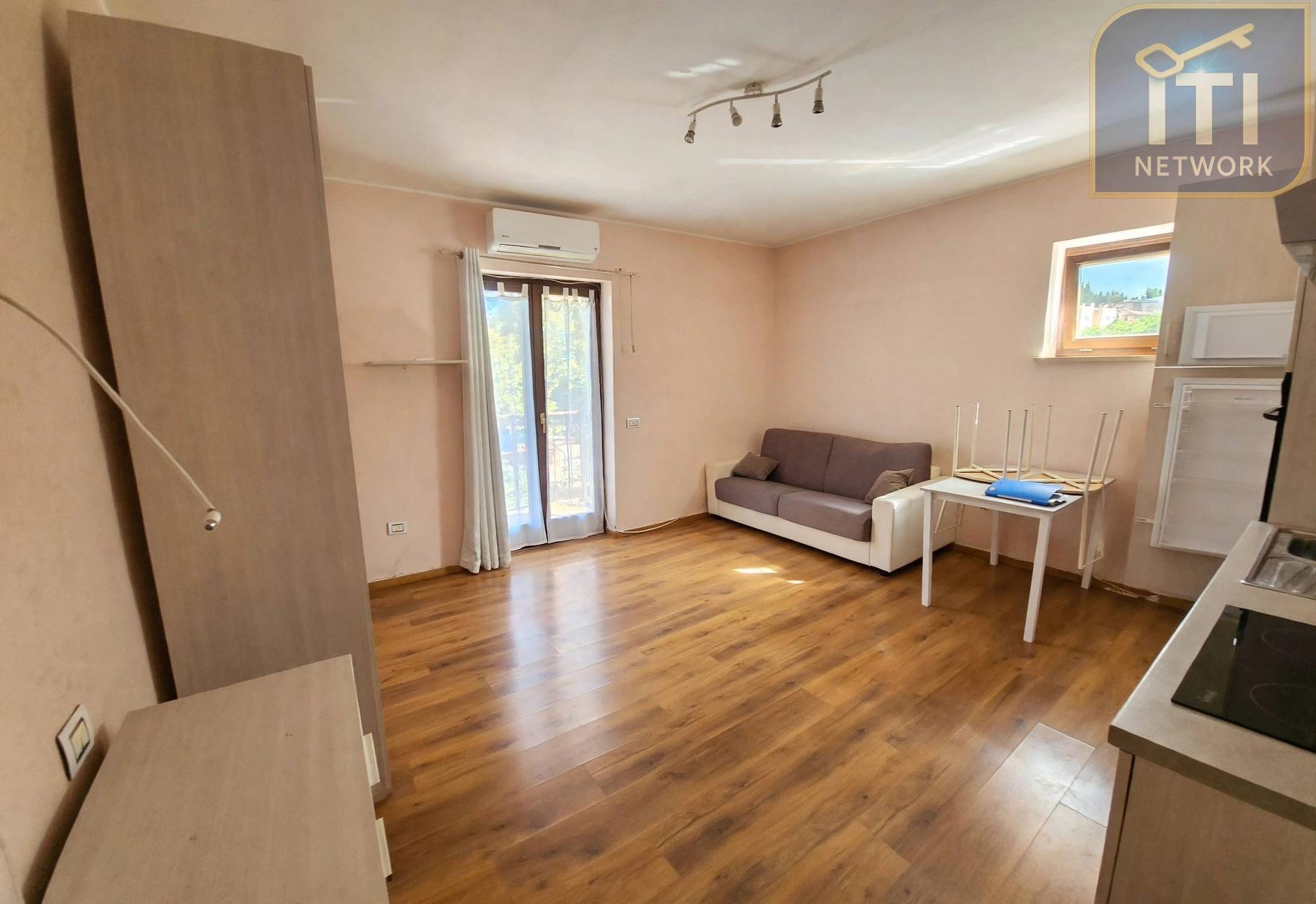 Appartamento in vendita a Pomezia, Centro