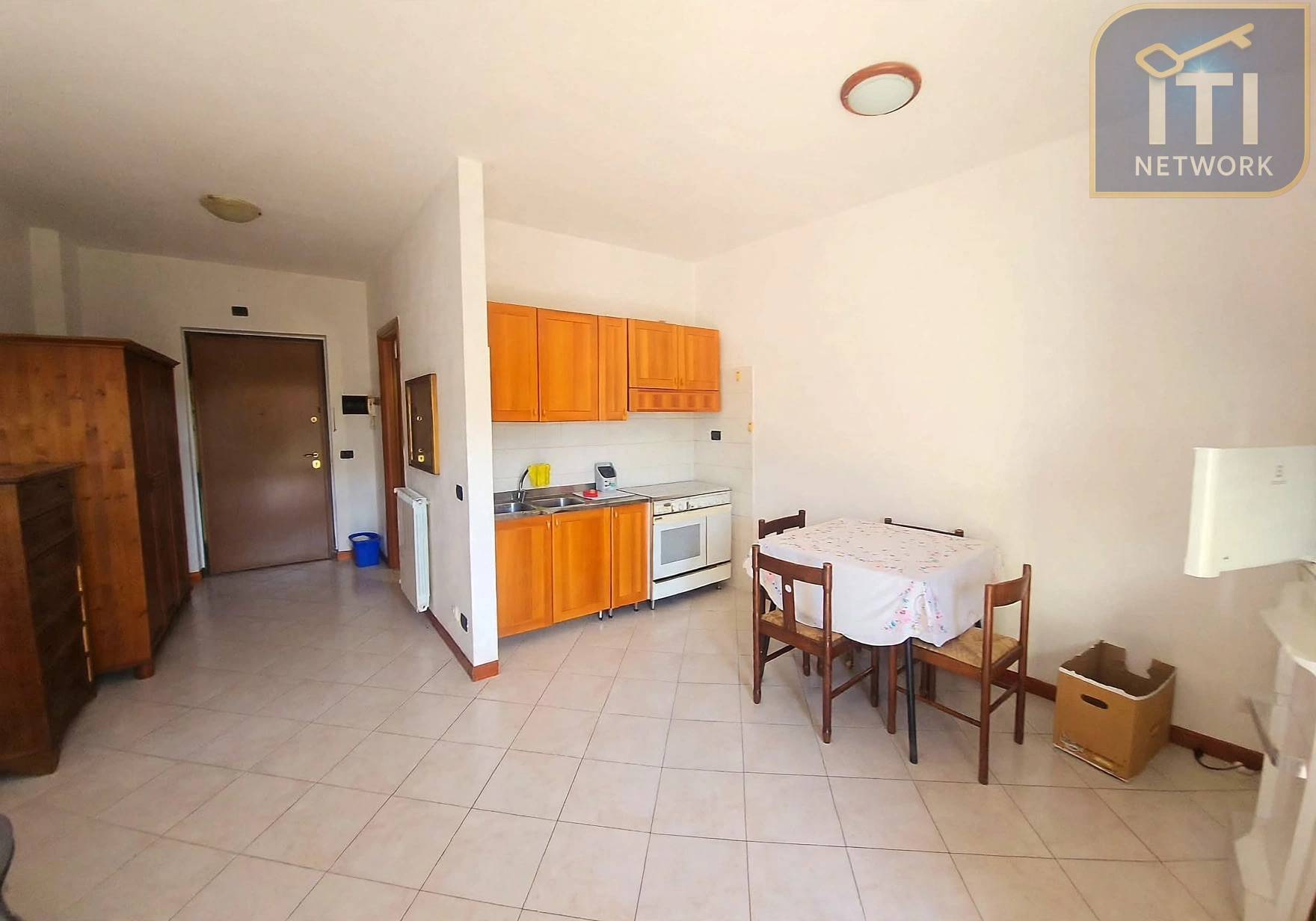 Appartamento in vendita a Pomezia, Centro