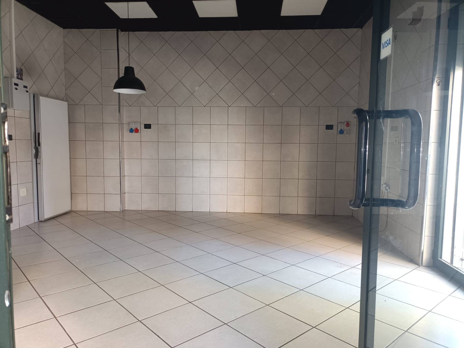 Locale commerciale in vendita a Angri