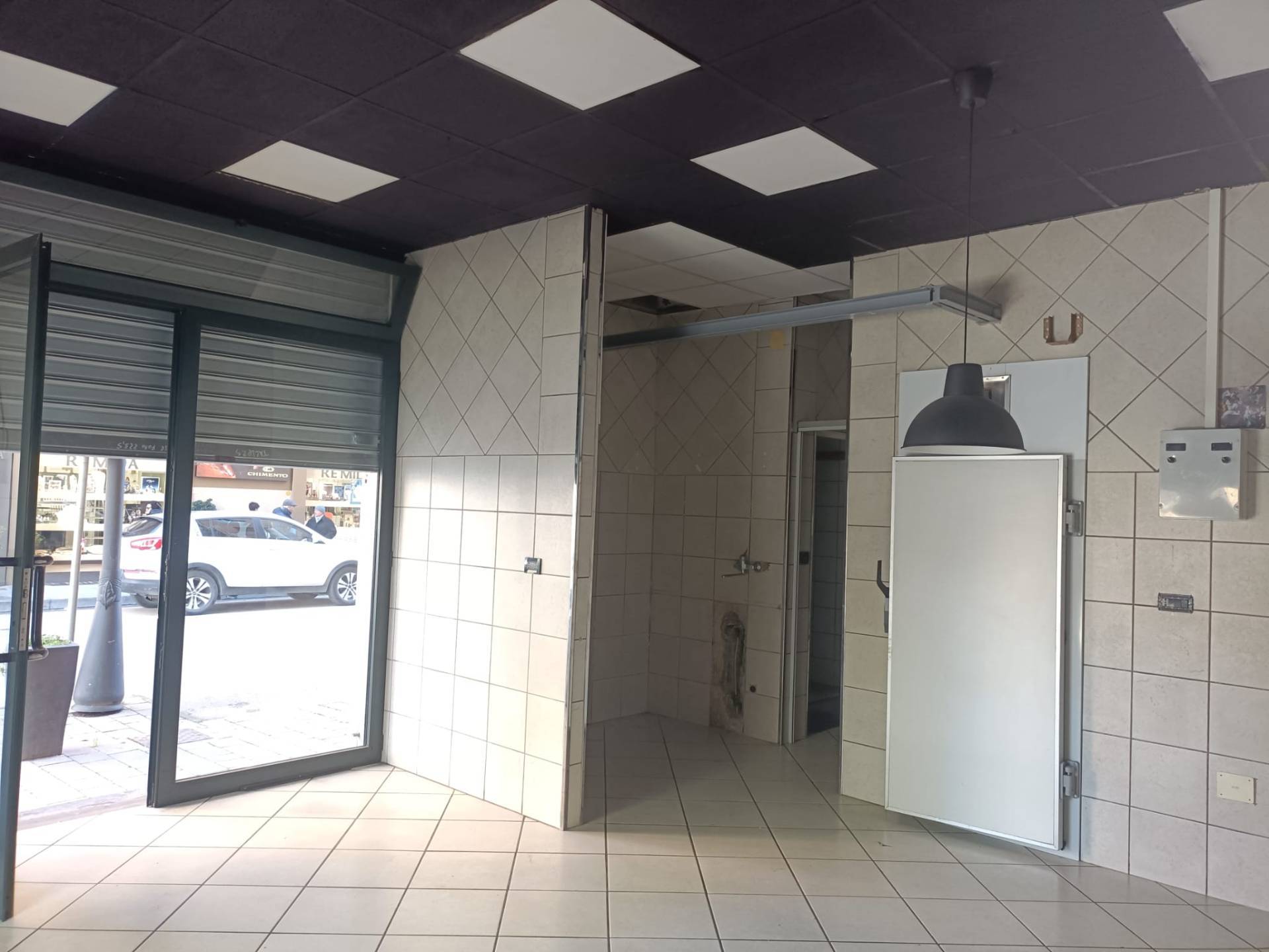 Locale commerciale in vendita a Angri