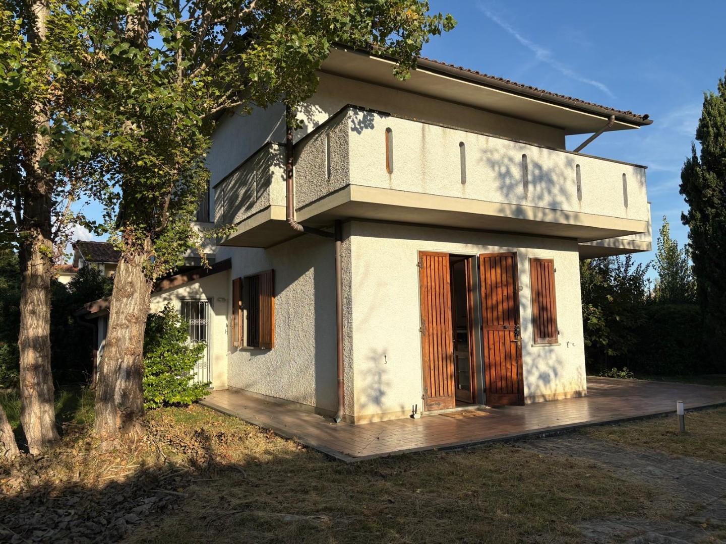Villa Bifamiliare con giardino, Forte dei Marmi vittoria apuana