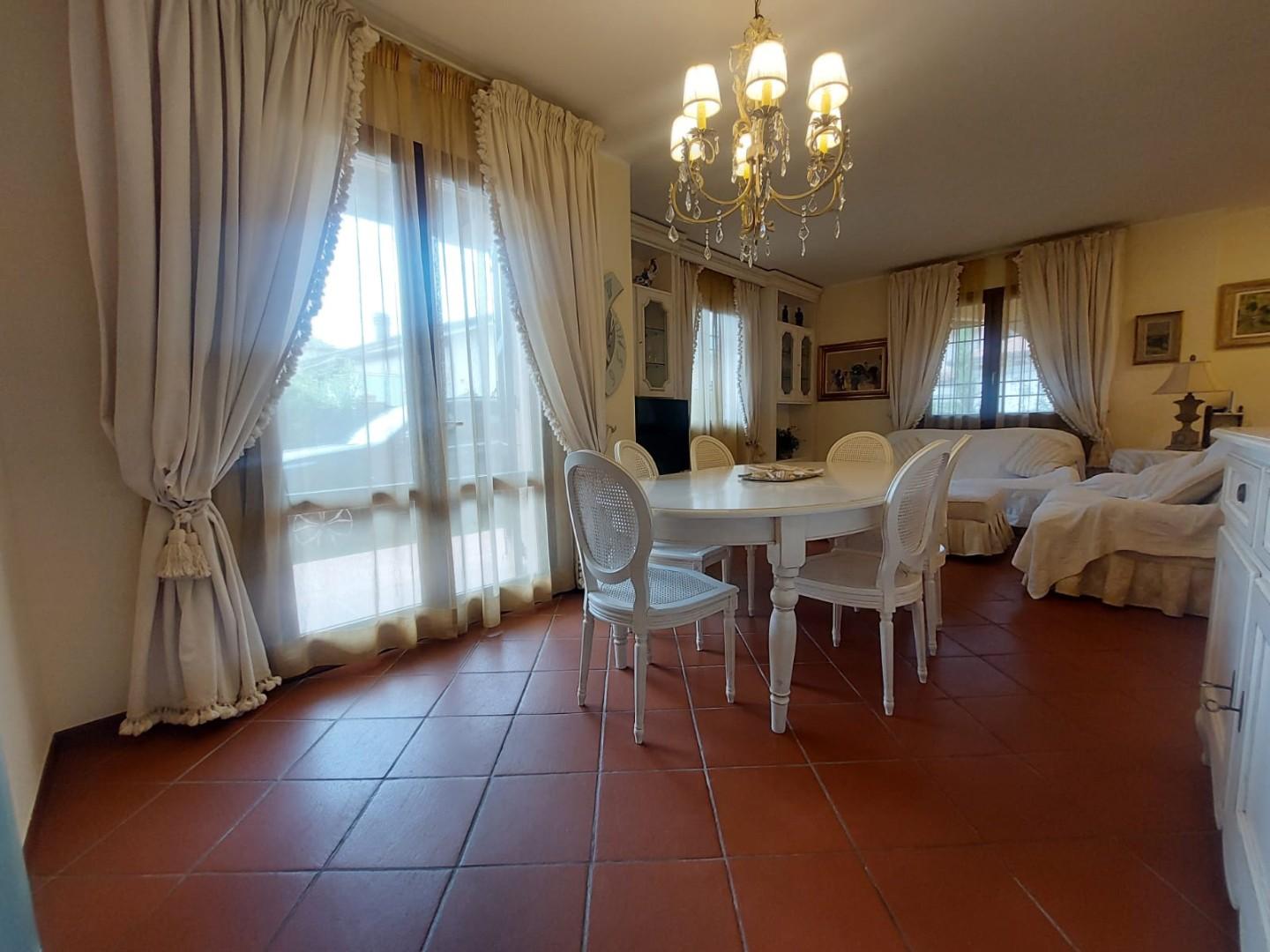 Villa Bifamiliare con giardino, Forte dei Marmi centro