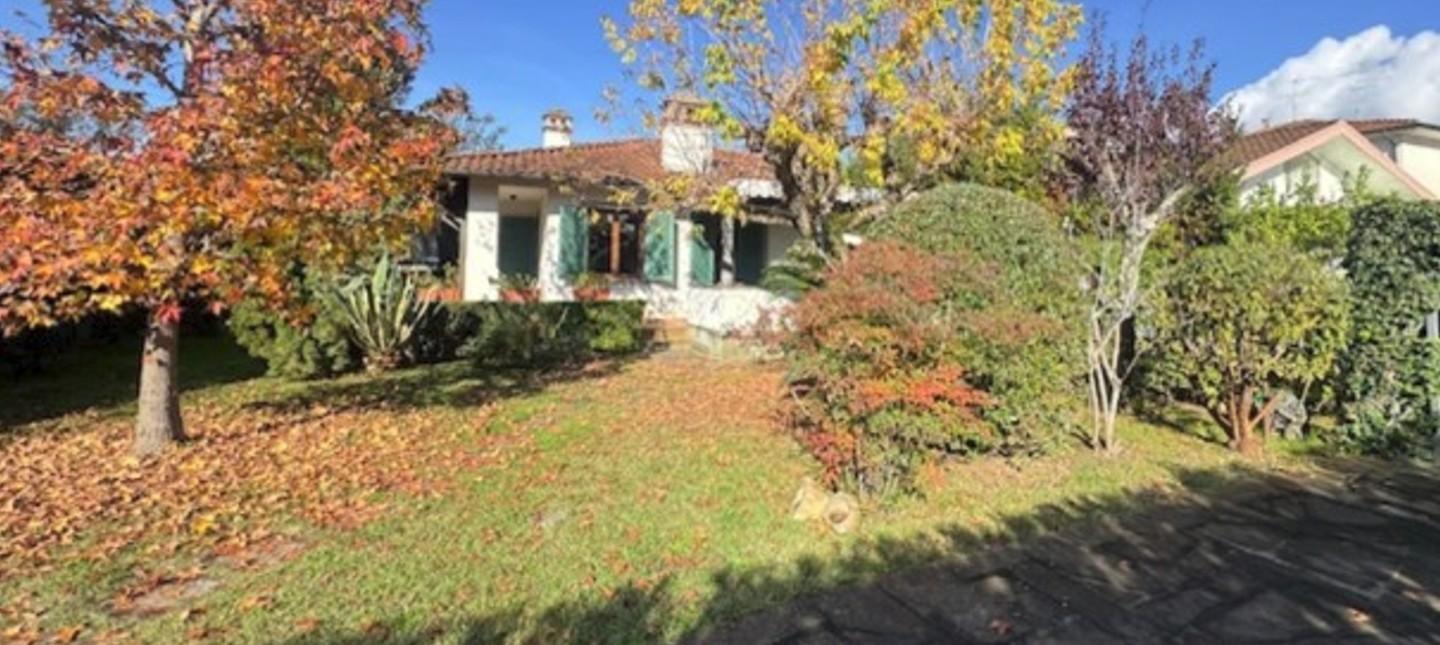 Villa con giardino, Forte dei Marmi centro