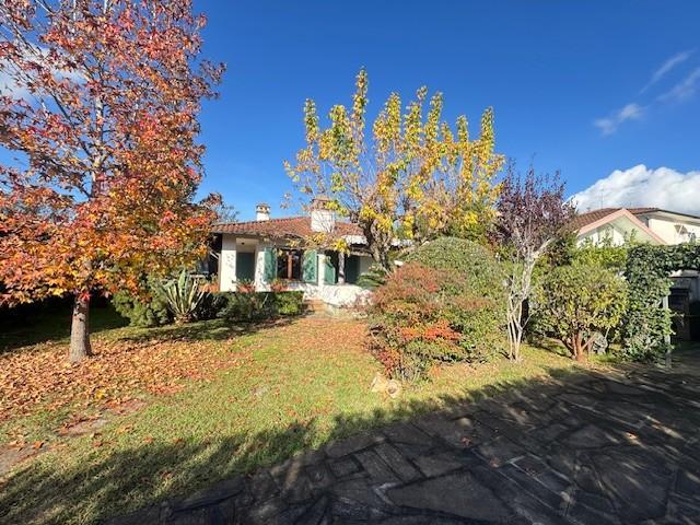 Villa con giardino, Forte dei Marmi centro