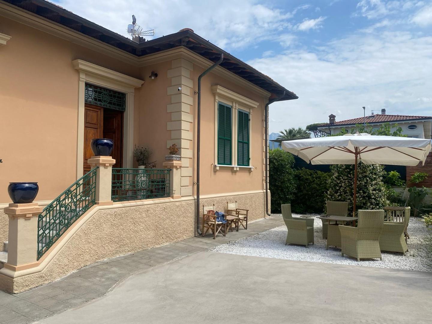 Casa indipendente arredata in affitto, Forte dei Marmi centro