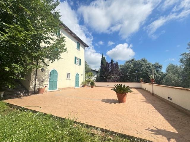 Villa con giardino, Pietrasanta pontearanci