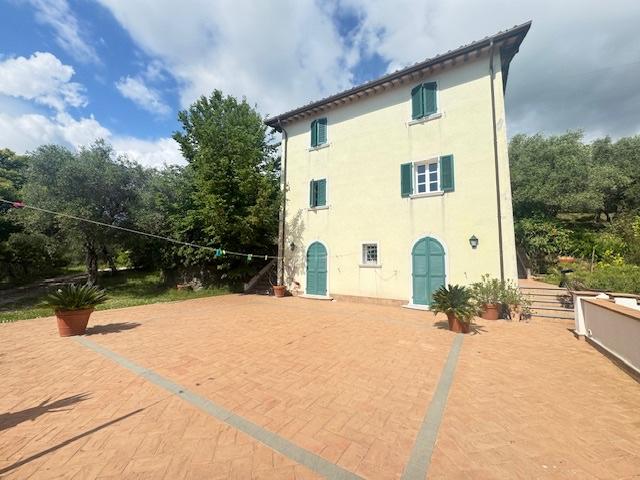 Villa con giardino, Pietrasanta pontearanci