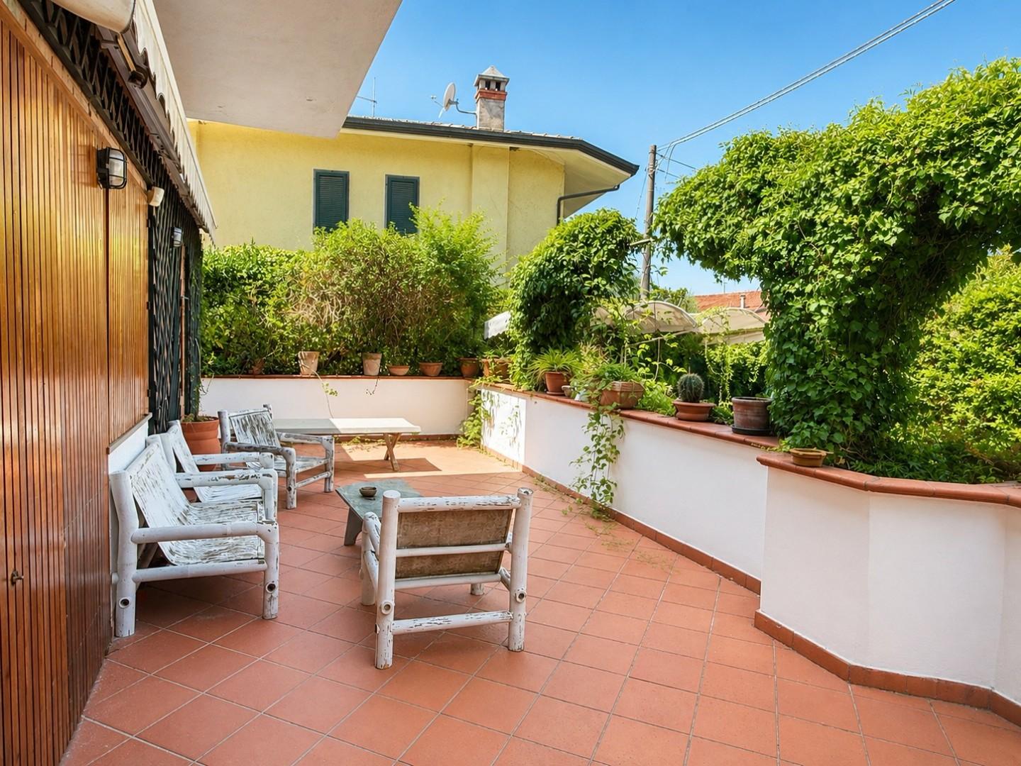 Villa Bifamiliare con giardino, Forte dei Marmi centro