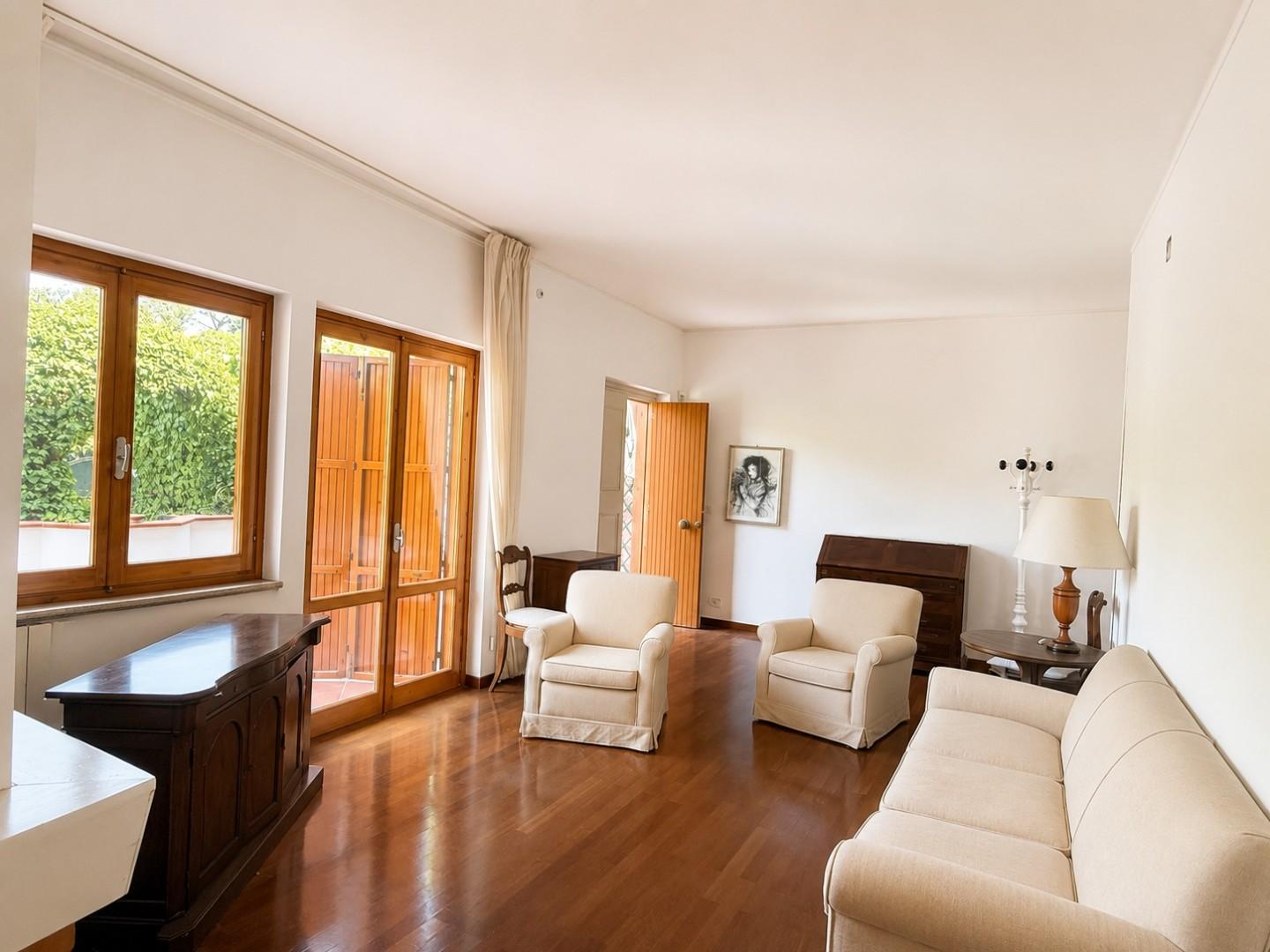 Villa Bifamiliare con giardino, Forte dei Marmi centro