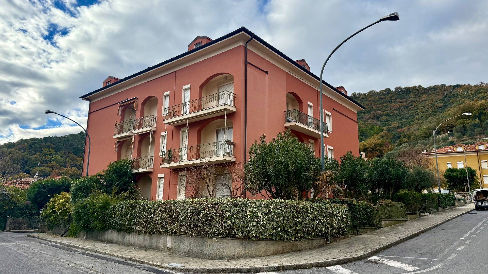 2 locali in vendita a Finale Ligure