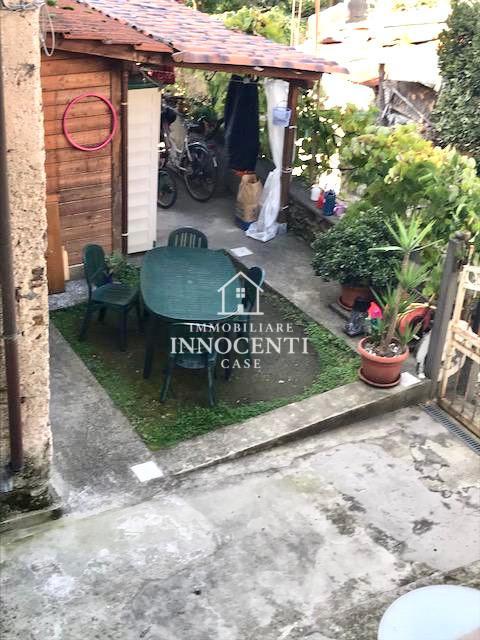 Casa indipendente con giardino a Massa