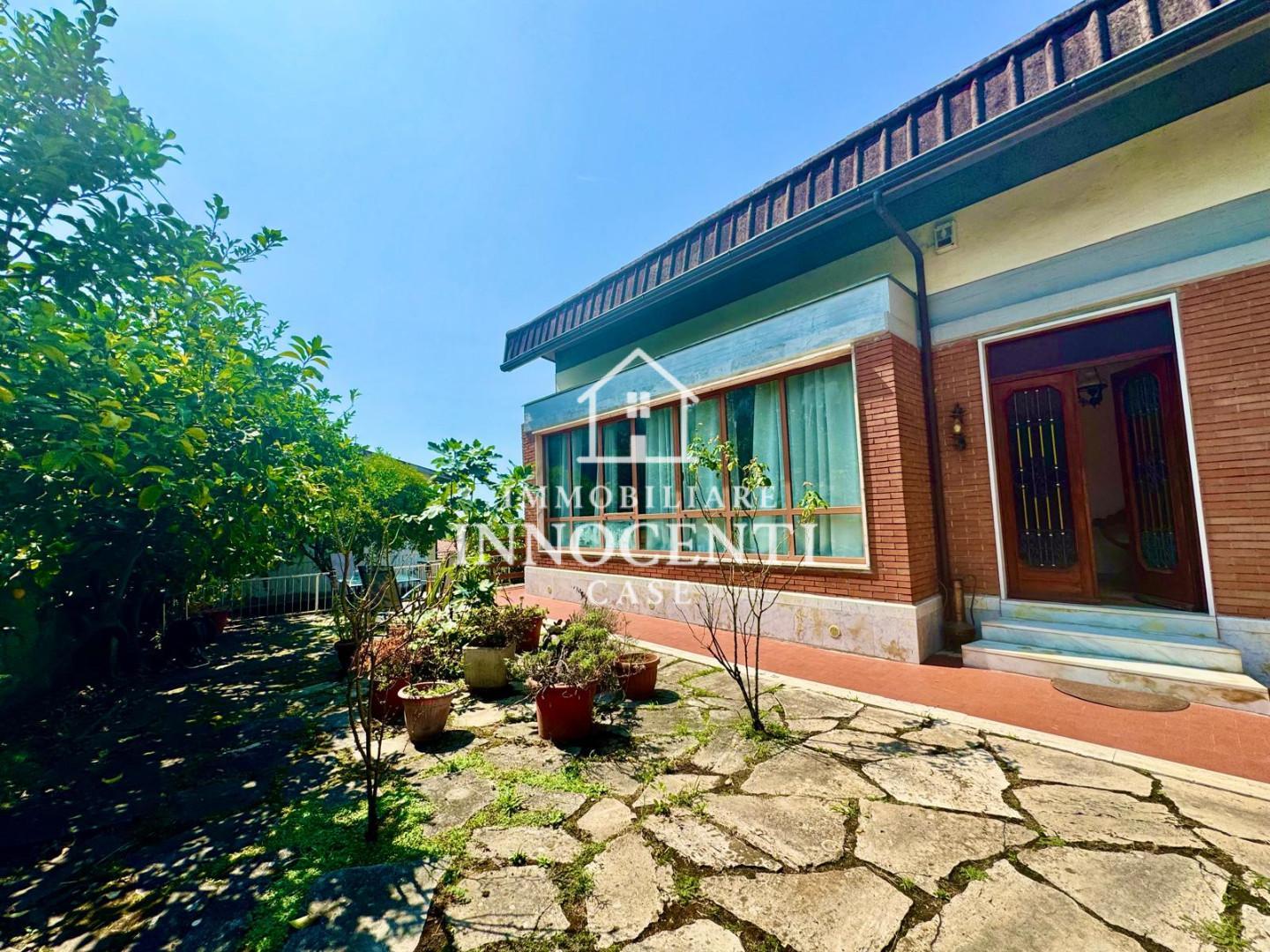 Villa Bifamiliare con giardino, Massa remola