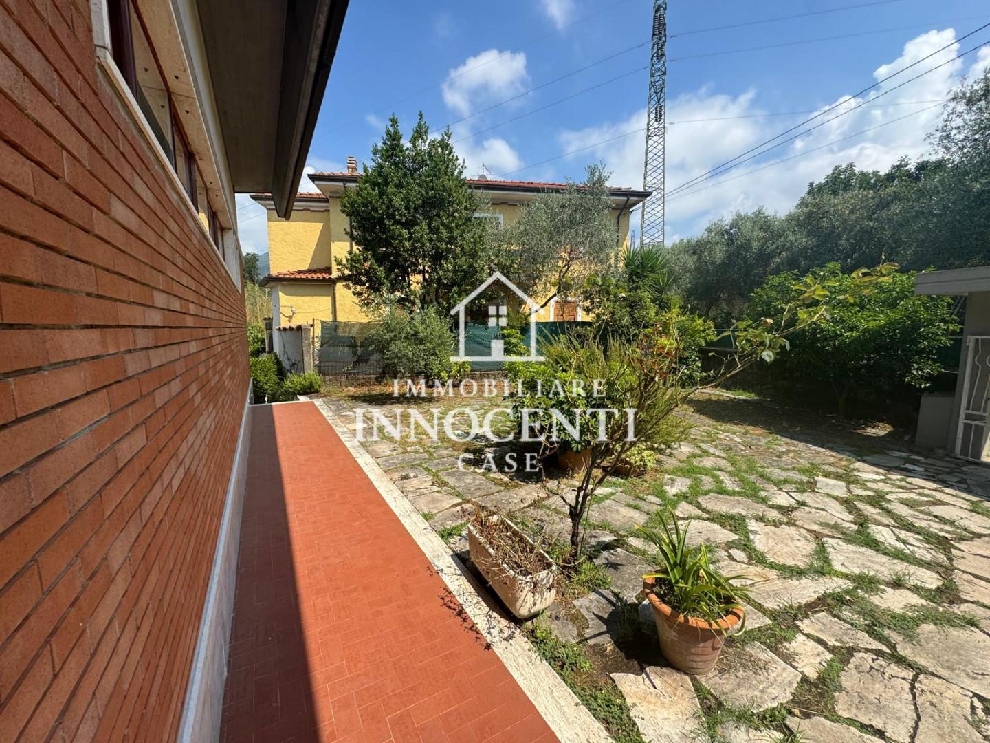 Villa Bifamiliare con giardino, Massa remola