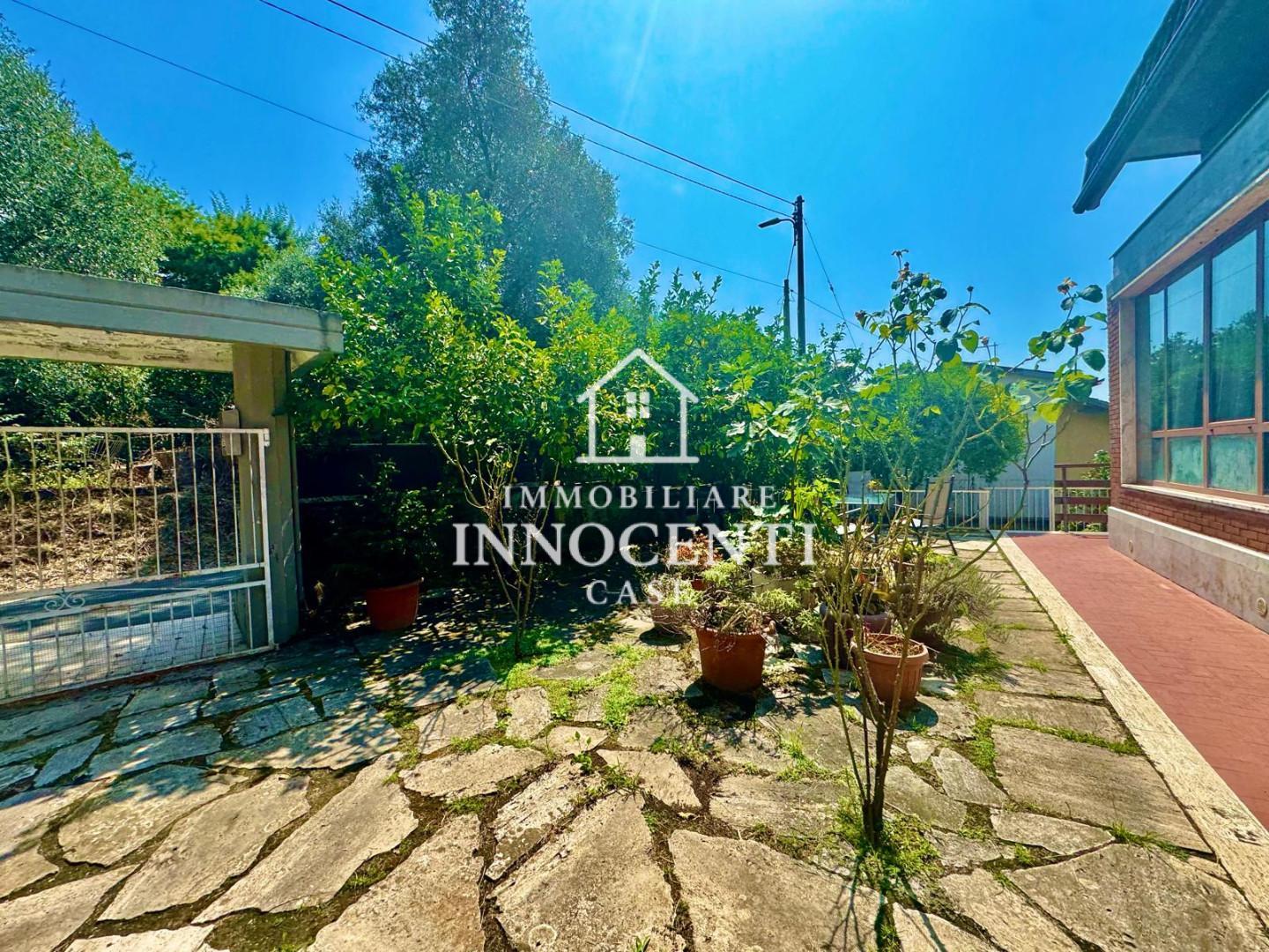 Villa Bifamiliare con giardino, Massa remola