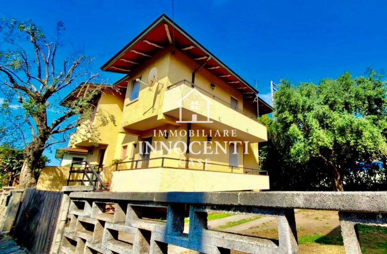 Villa Bifamiliare con giardino a Montignoso