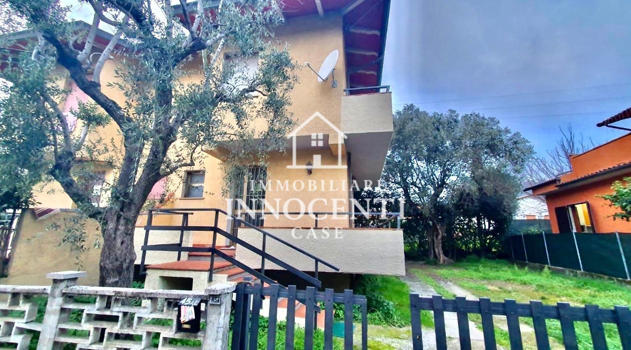 Villa Bifamiliare con giardino a Montignoso