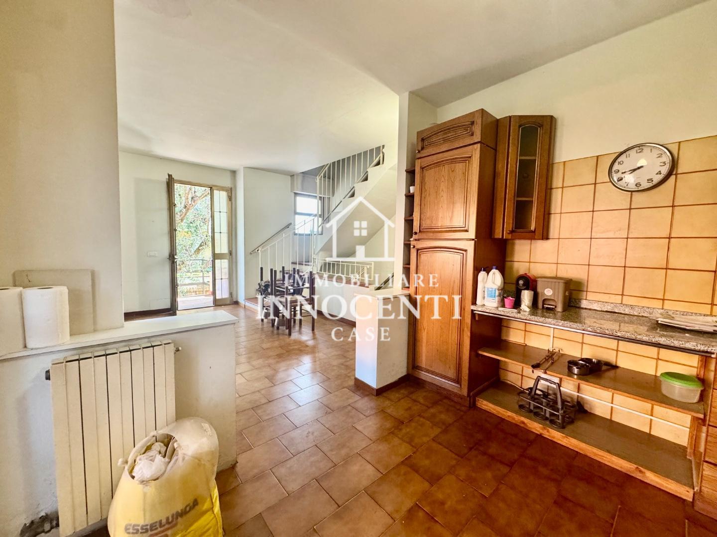 Villa Bifamiliare con giardino a Montignoso