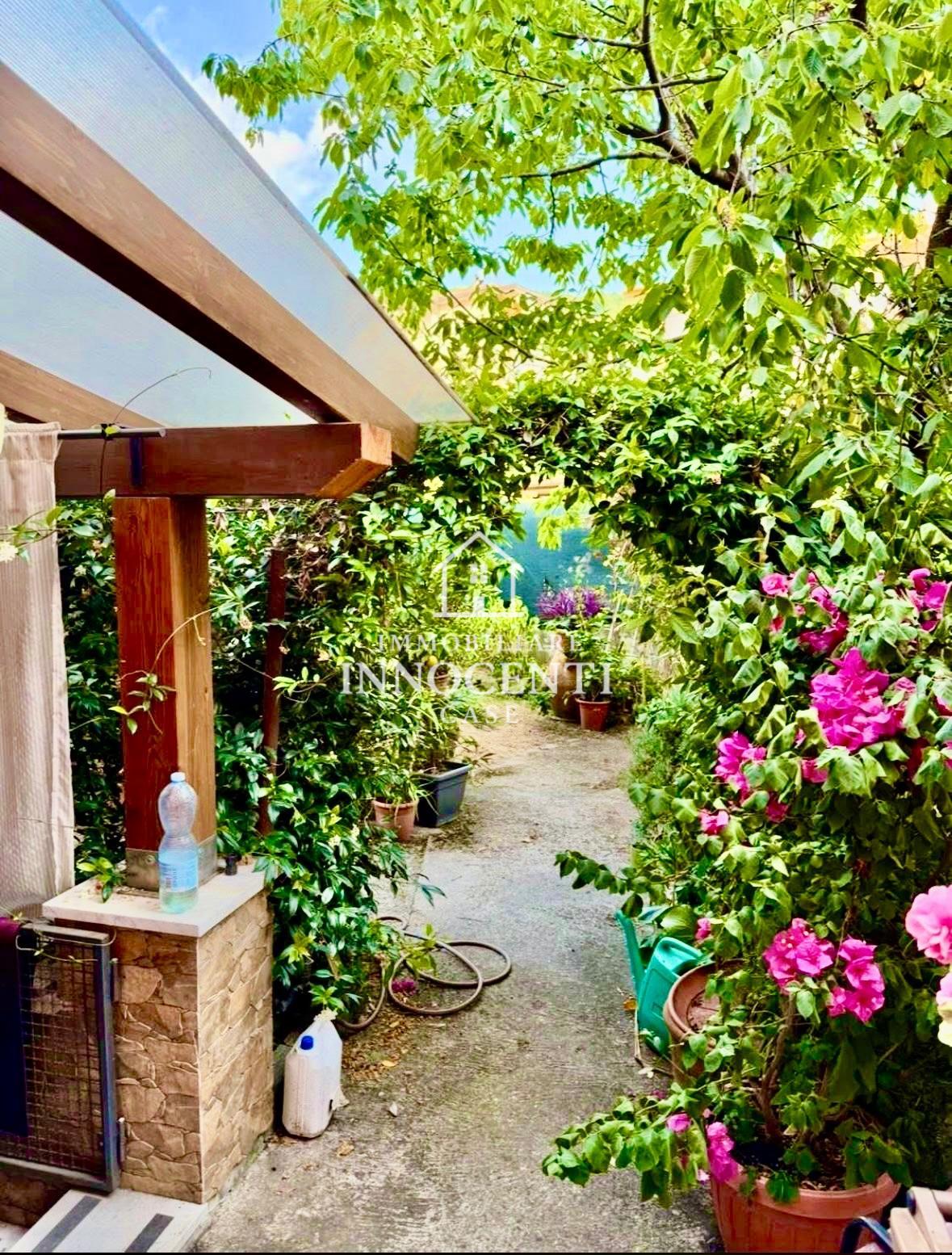 Villa con giardino, Massa centro