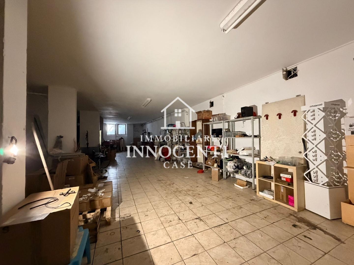 Box/Garage 100mq in vendita a Massa
