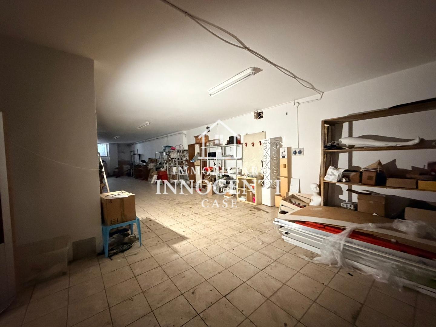 Box/Garage 100mq in vendita a Massa