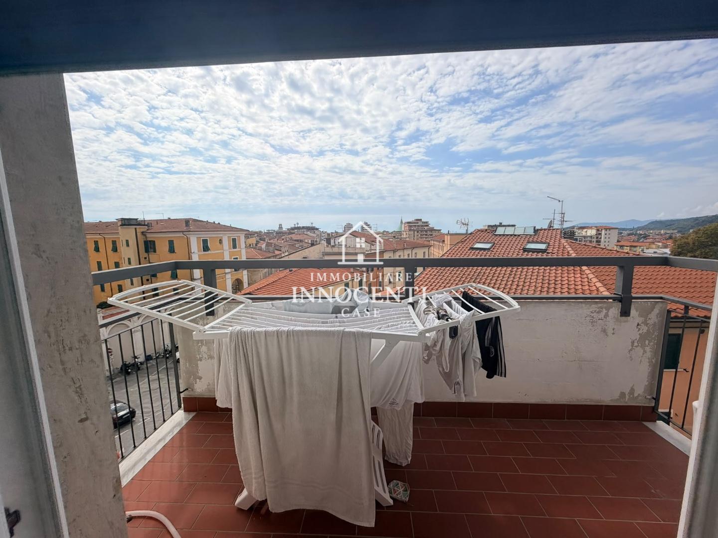Quadrilocale vista mare, Massa centro