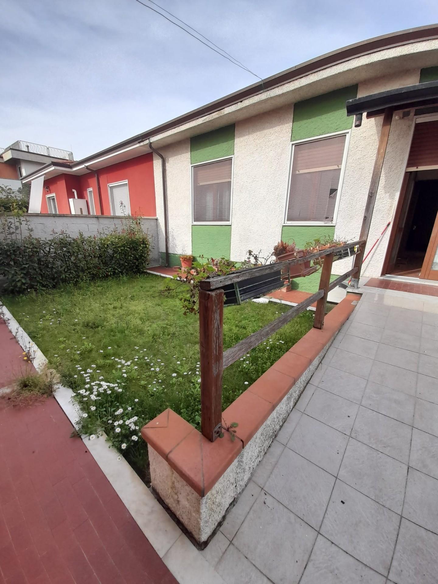 Villa Bifamiliare con giardino, Carrara marina di