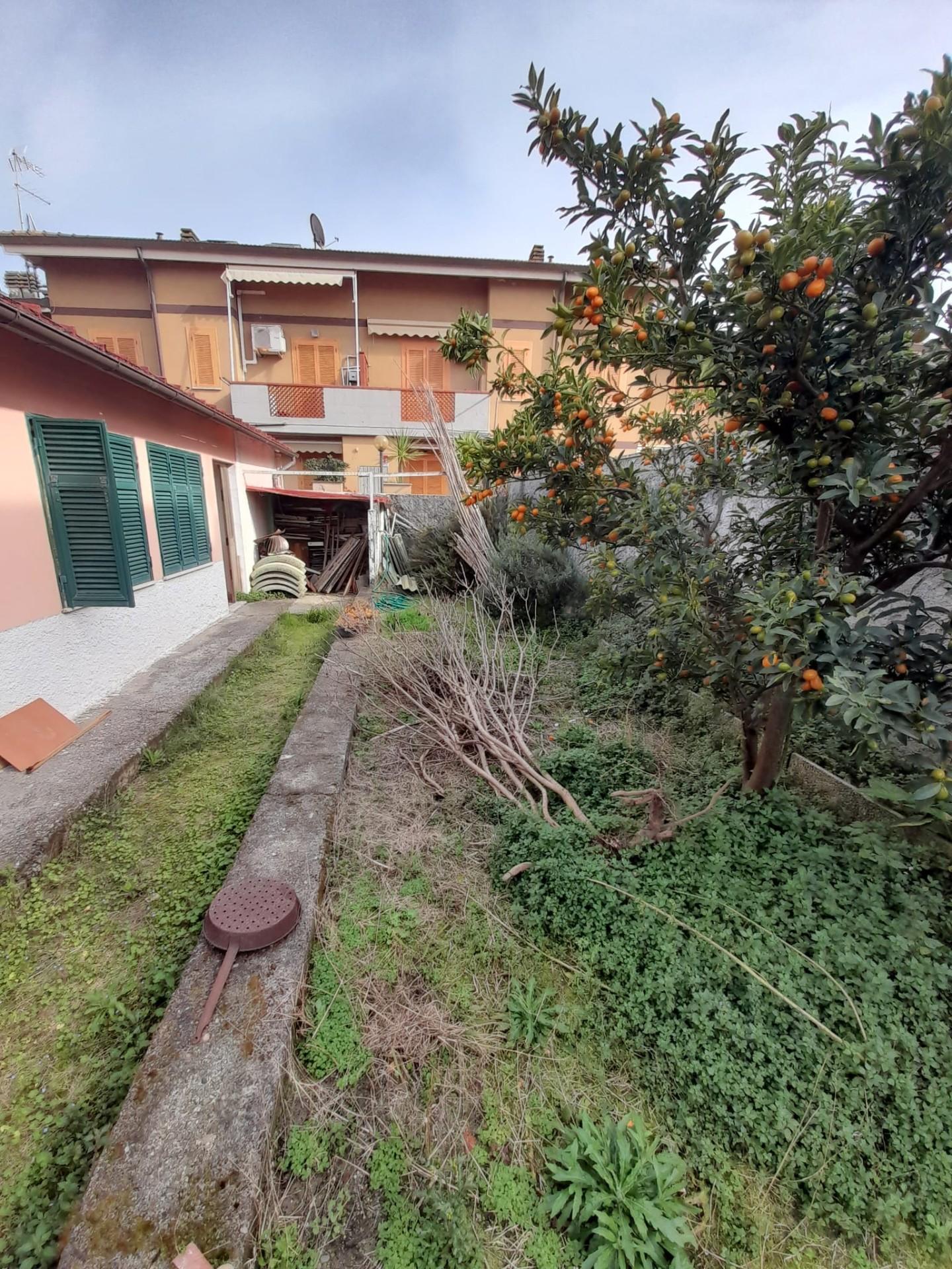 Villa Bifamiliare con giardino, Carrara marina di