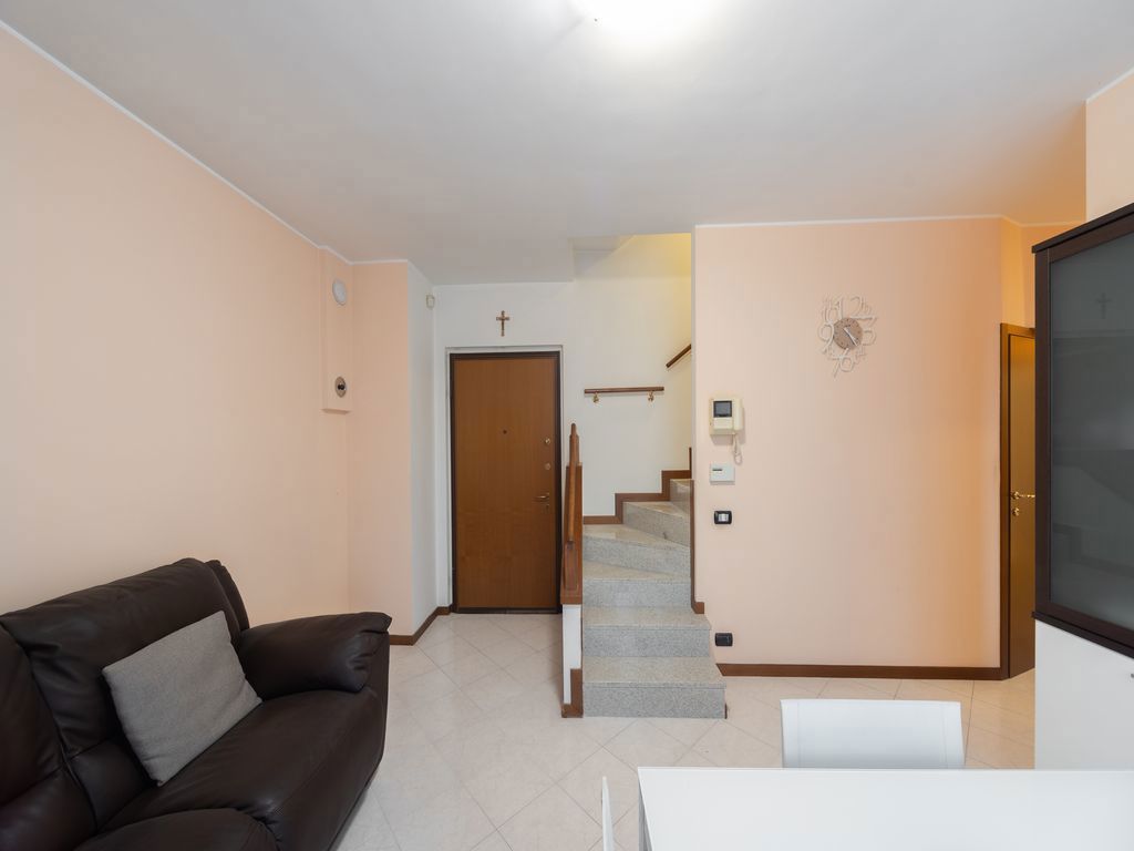 Trilocale ristrutturato a Costa Masnaga