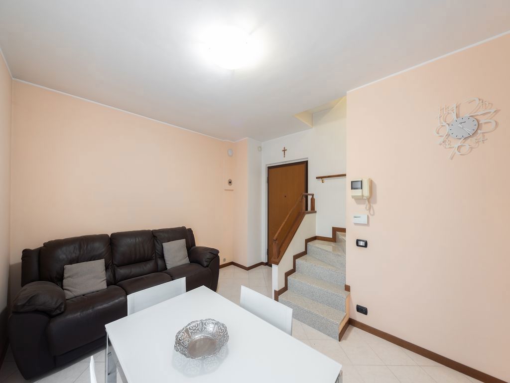 Trilocale ristrutturato a Costa Masnaga