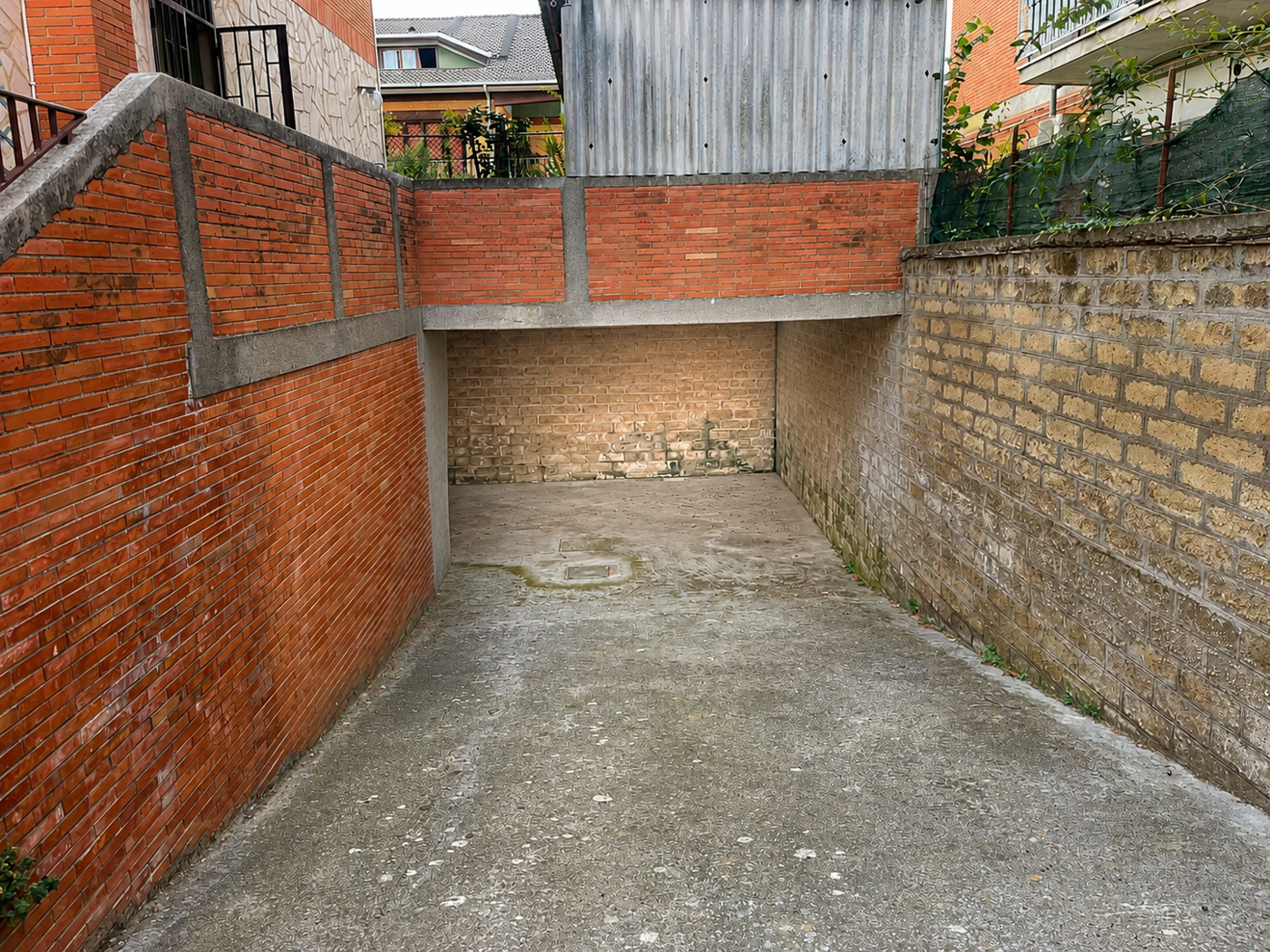 Box/Garage 91mq in vendita a Roma