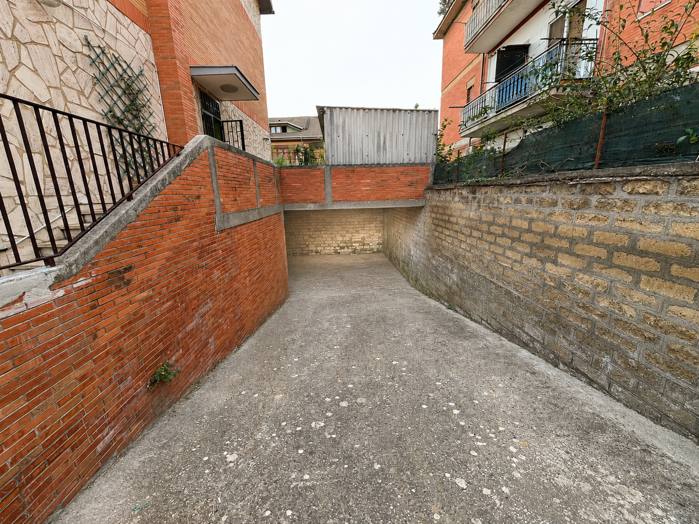 Box/Garage 91mq in vendita a Roma