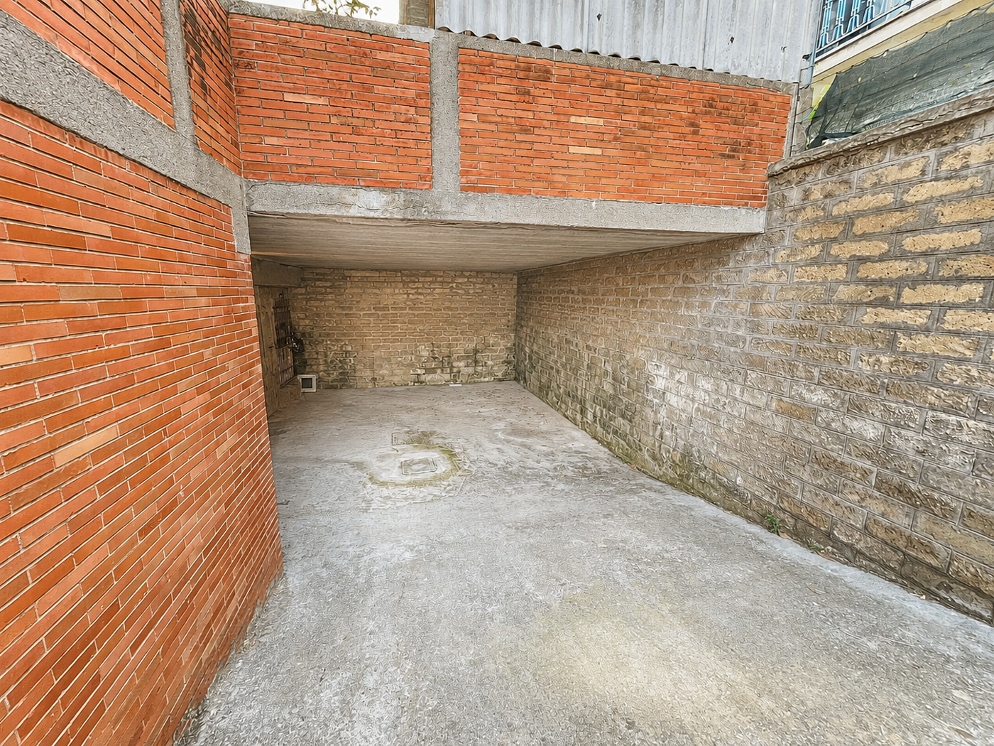 Box/Garage 91mq in vendita a Roma