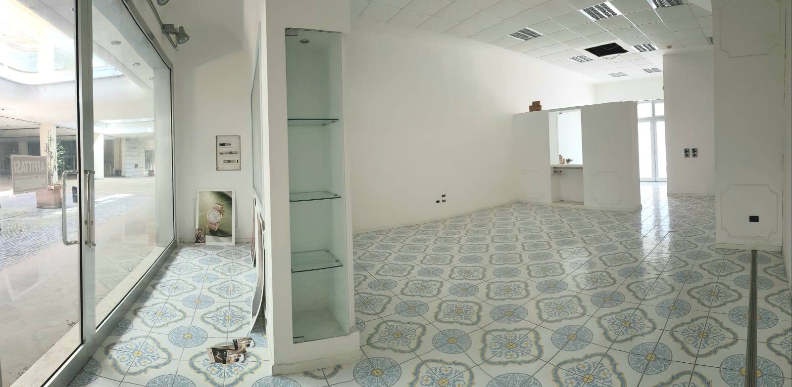 Locale commerciale in vendita a Marcianise