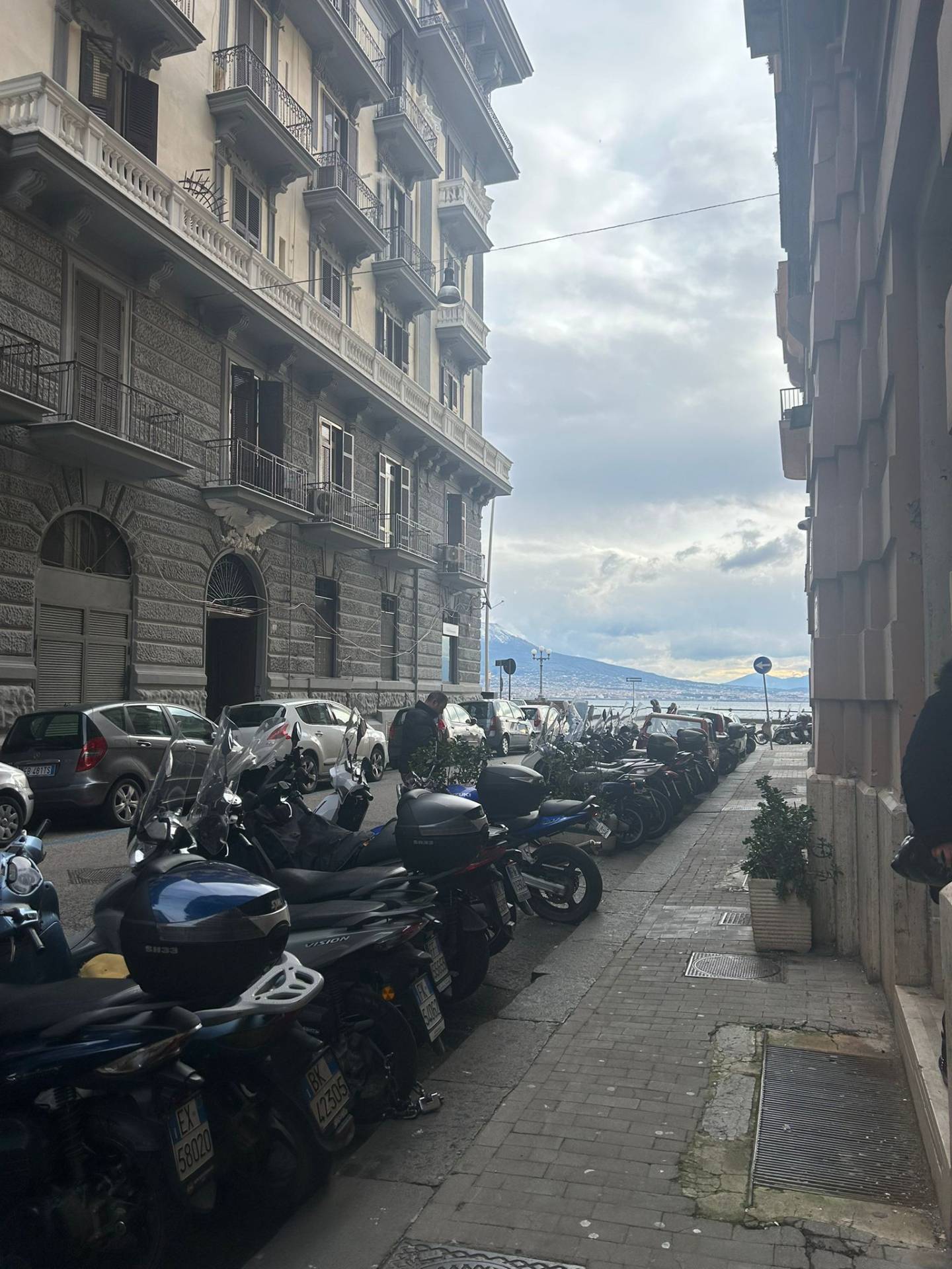 Locale commerciale in affitto a Napoli, Chiaia