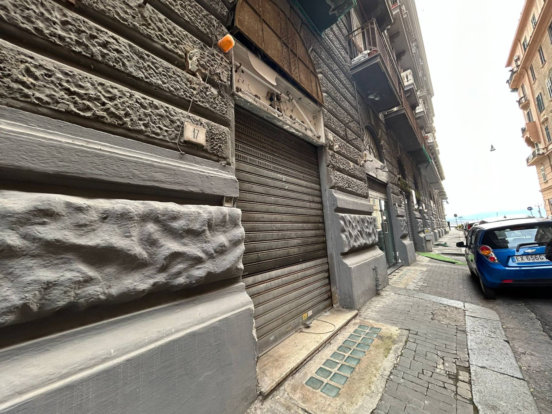 Locale commerciale in affitto a Napoli, Chiaia