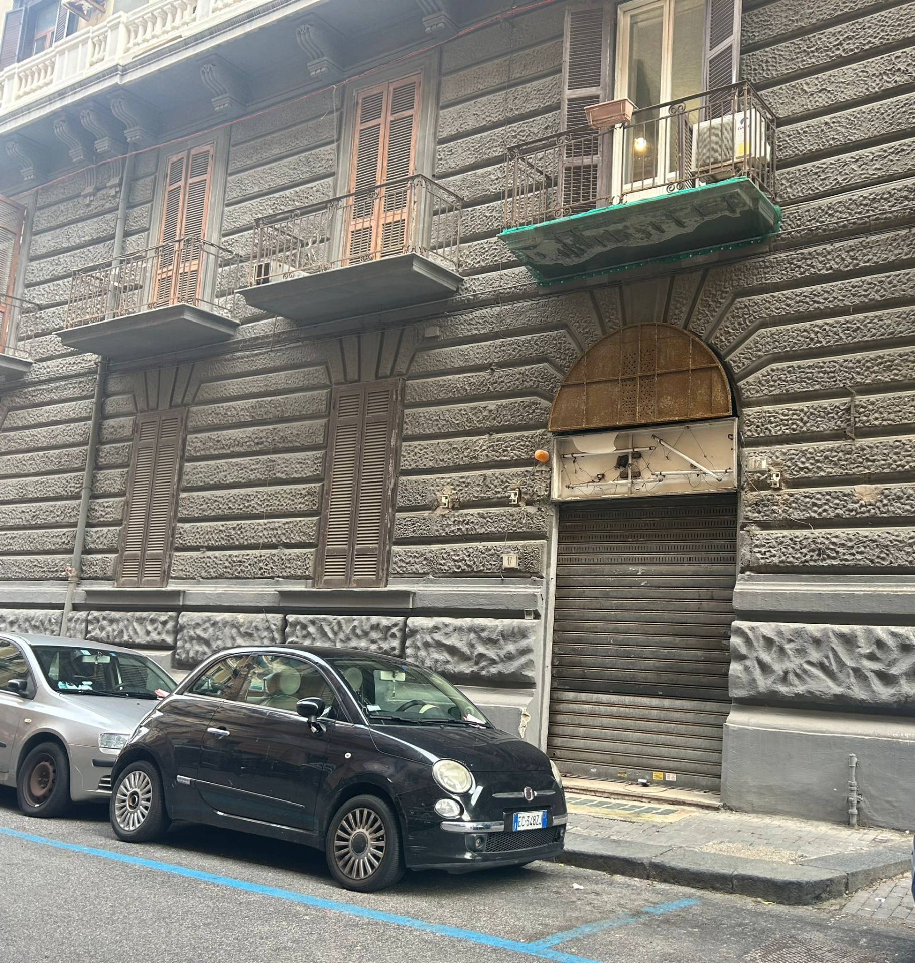 Locale commerciale in affitto a Napoli, Chiaia