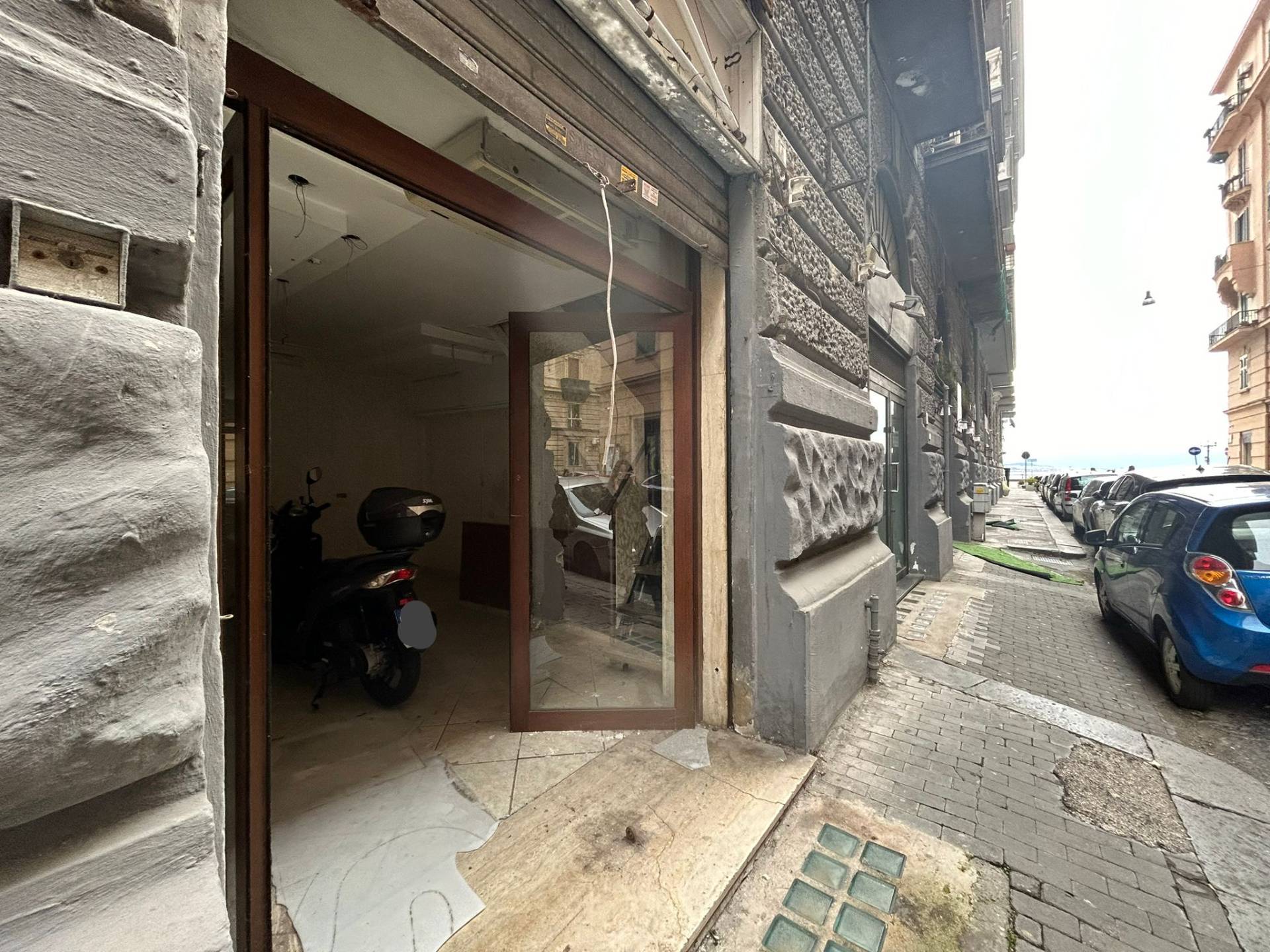 Locale commerciale in affitto a Napoli, Chiaia