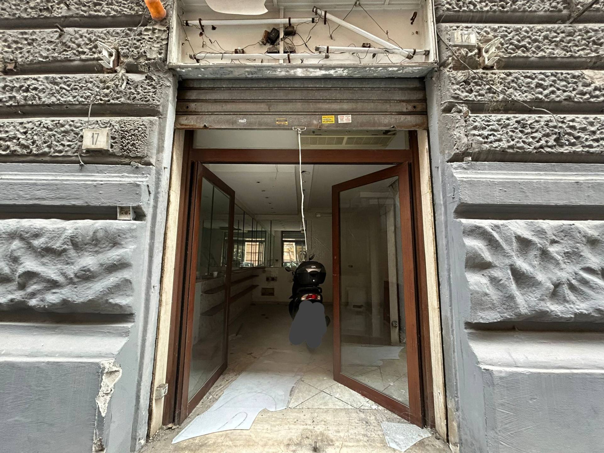 Locale commerciale in affitto a Napoli, Chiaia