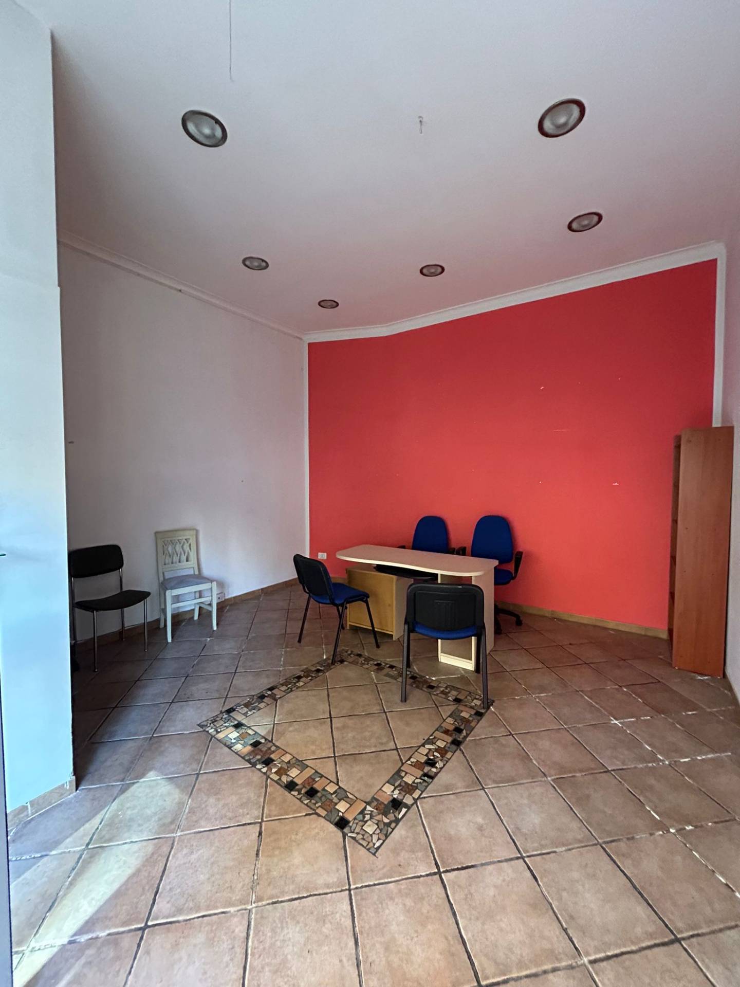 Locale commerciale in vendita a Napoli, Vomero