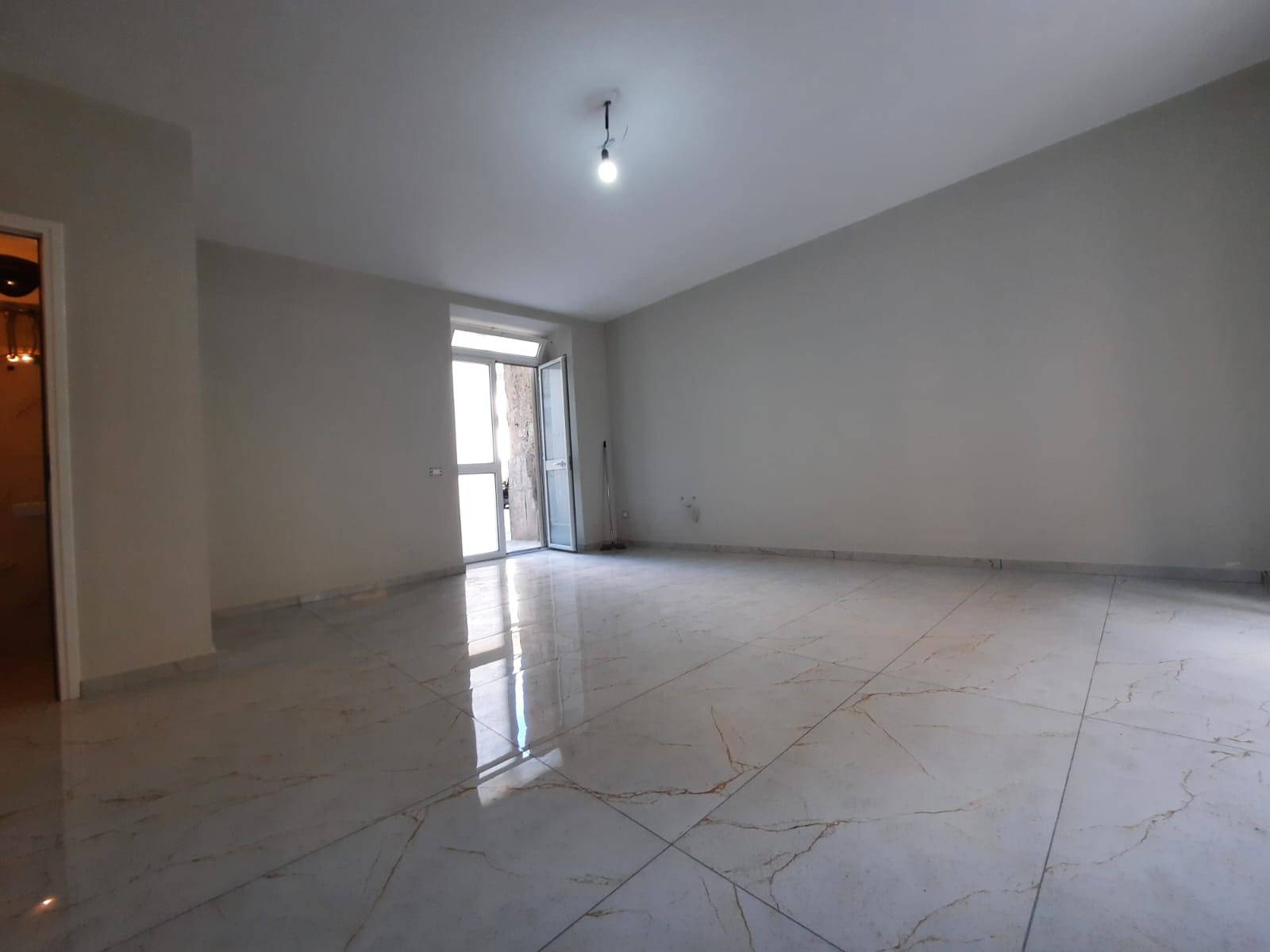 Locale commerciale in affitto a Acerra