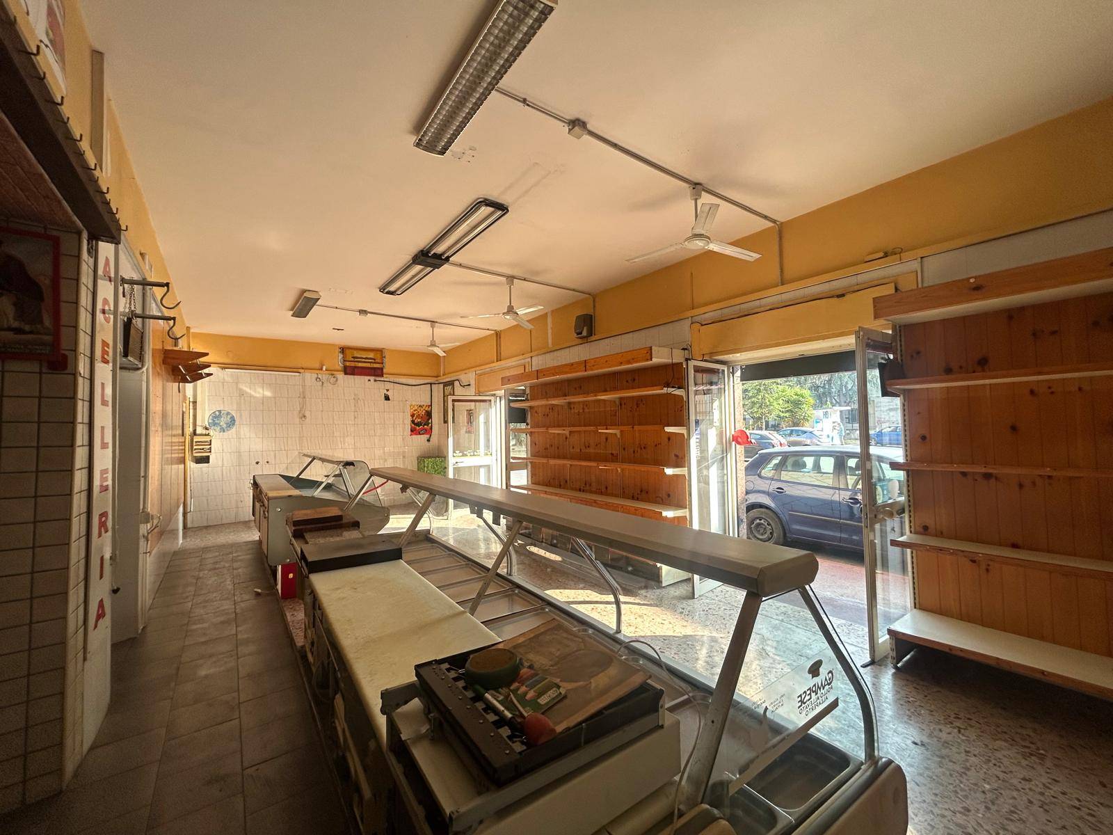 Locale commerciale in affitto a Cardito