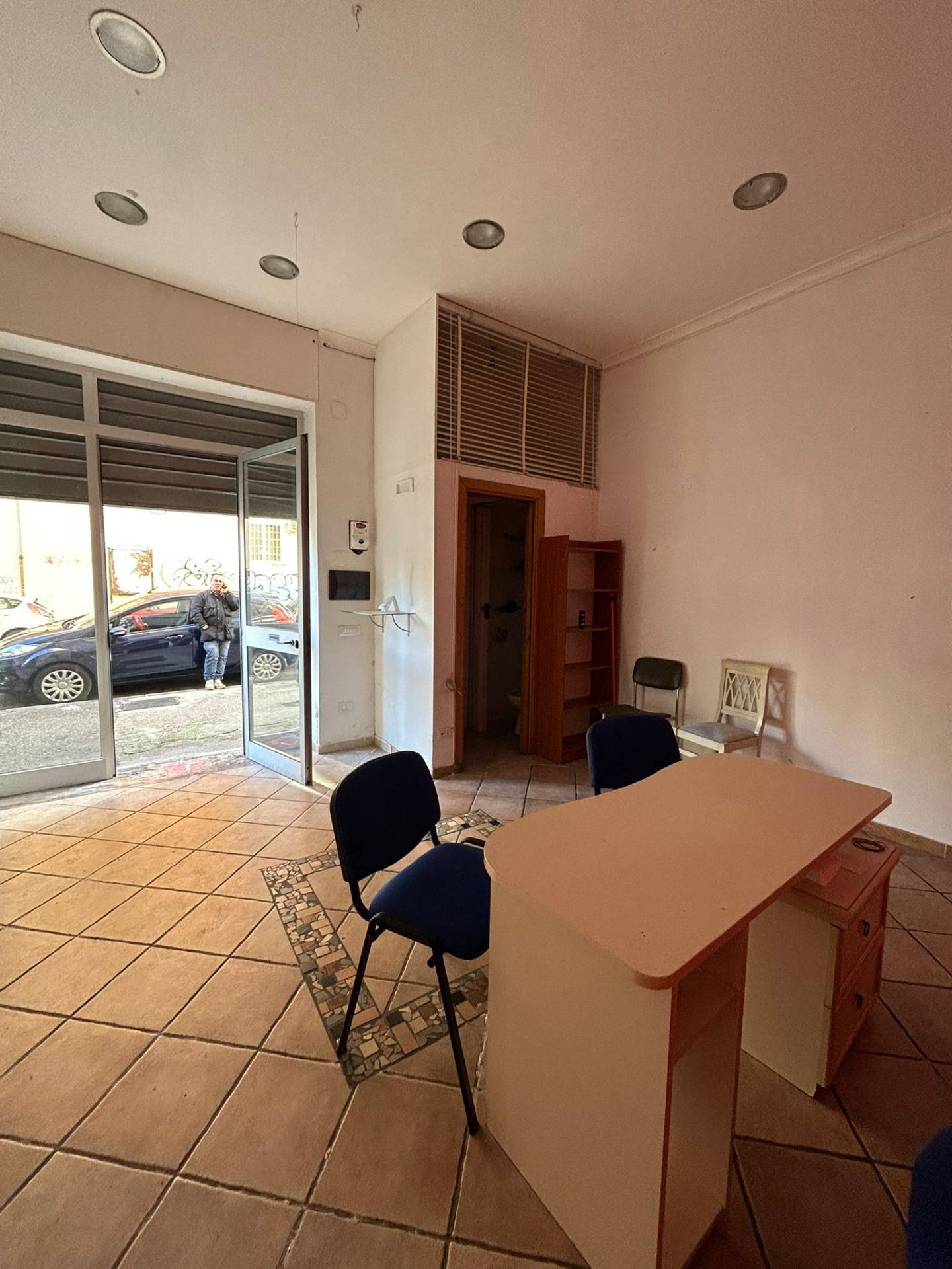Locale commerciale in vendita a Napoli, Vomero