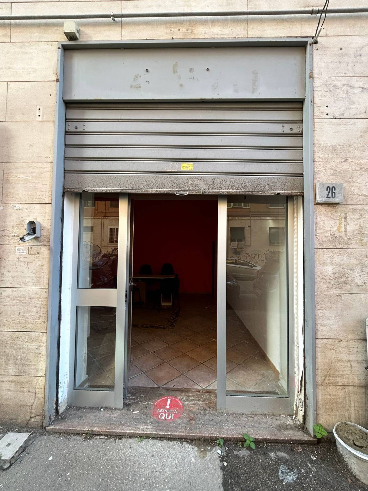 Locale commerciale in vendita a Napoli, Vomero