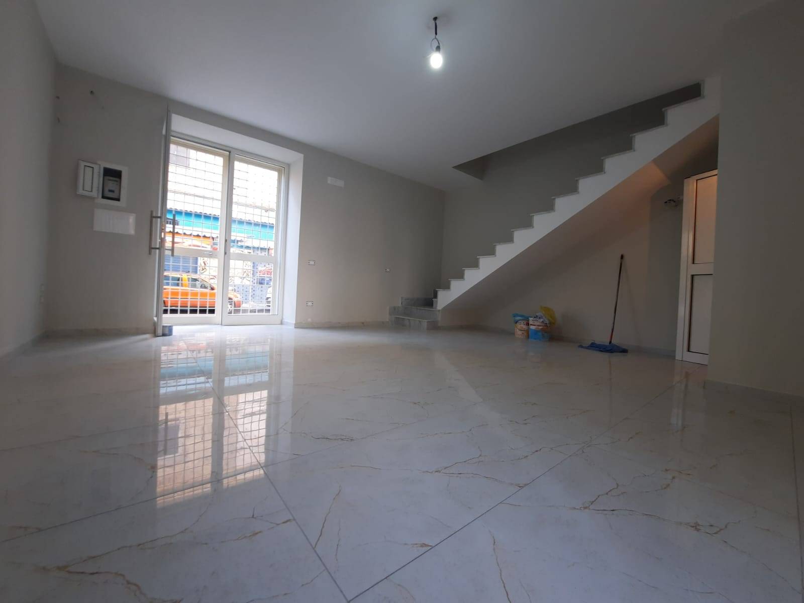 Locale commerciale in affitto a Acerra