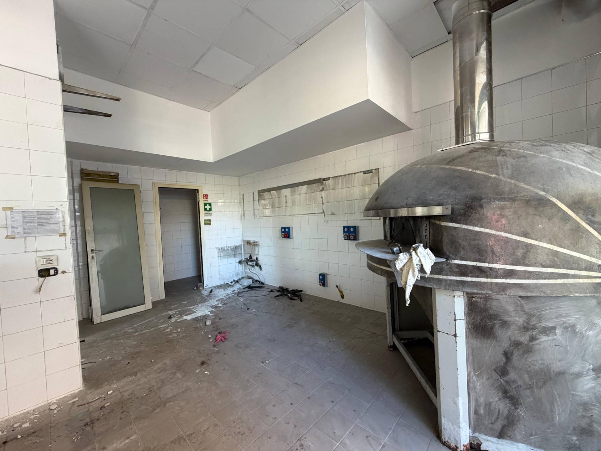 Locale commerciale in affitto a Pomigliano d'Arco