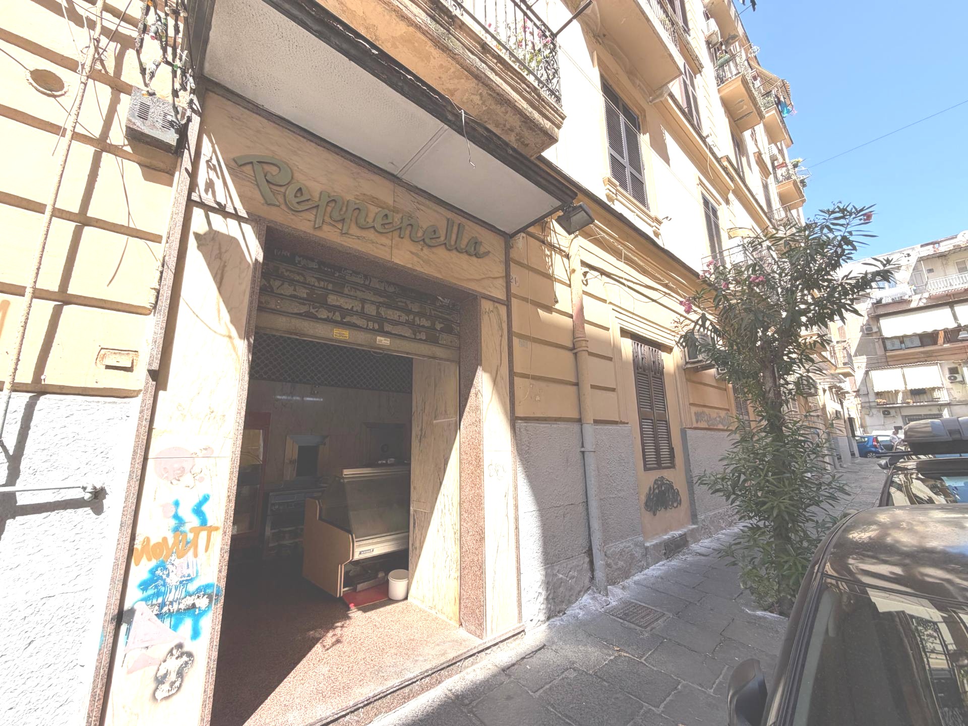 Locale commerciale in vendita a Napoli