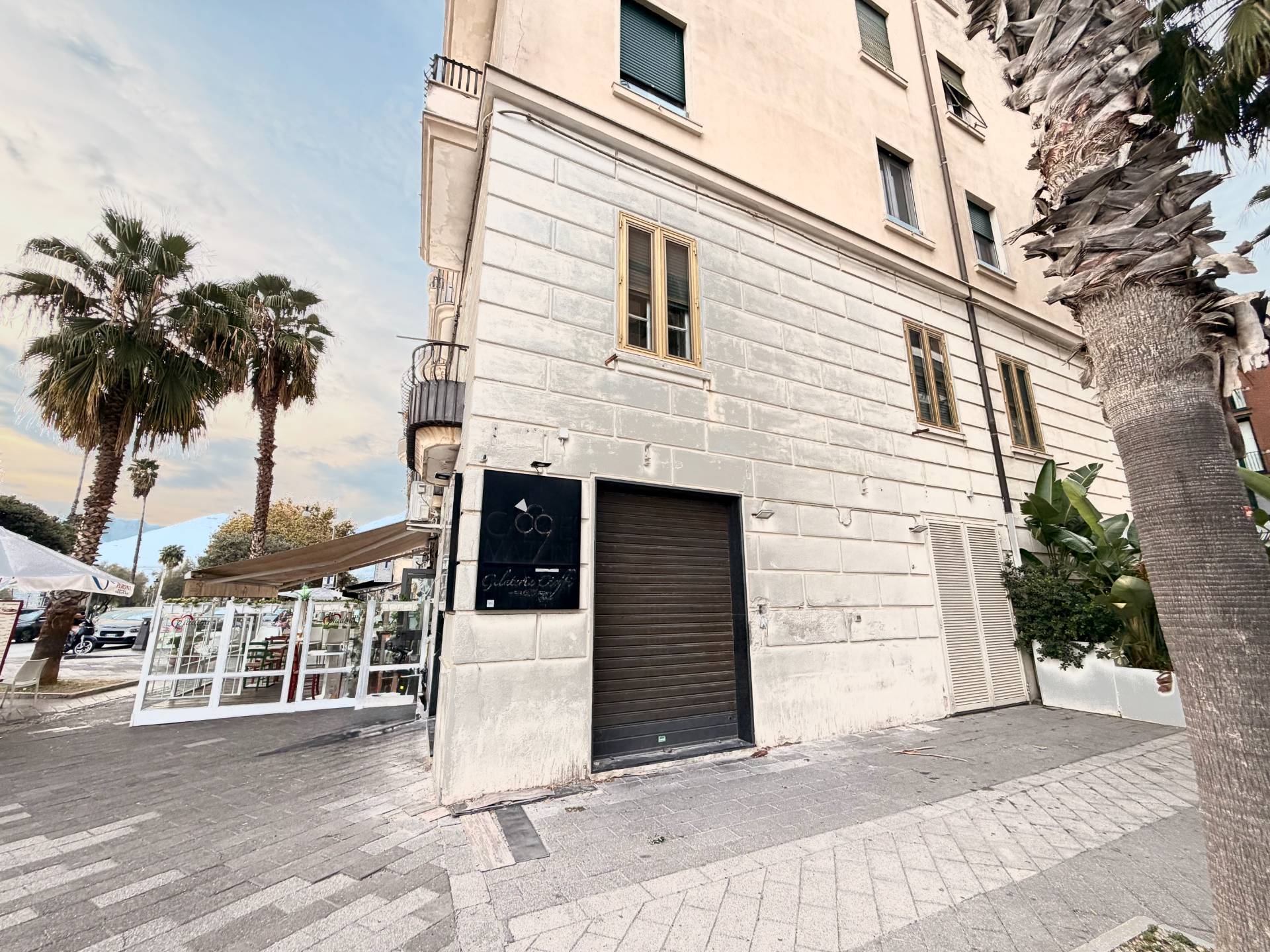 Locale commerciale in affitto a Salerno, Porto