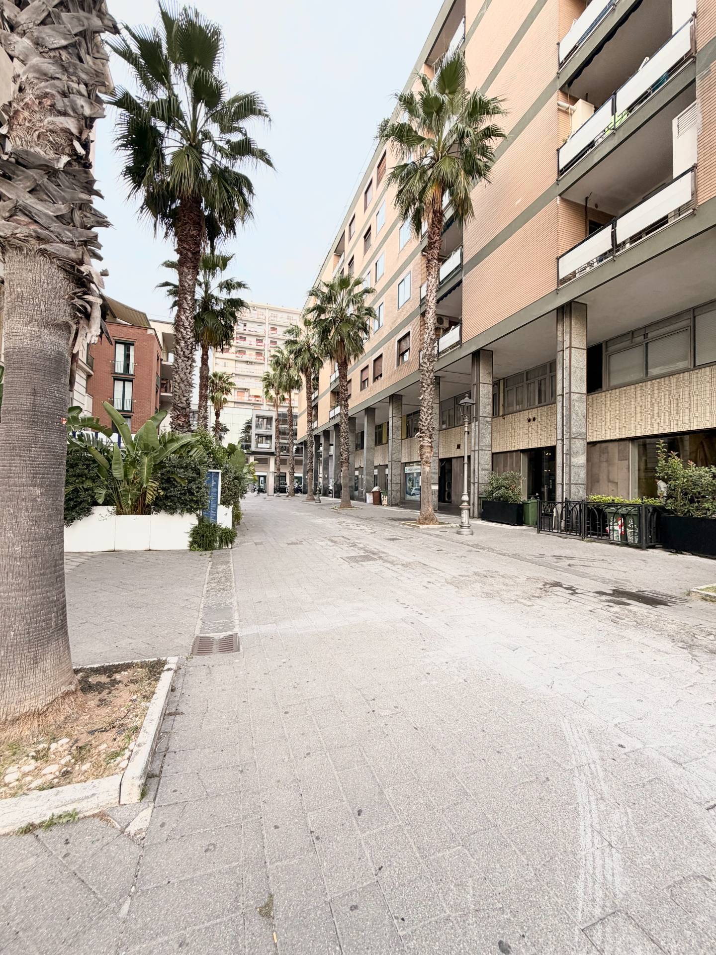Locale commerciale in affitto a Salerno, Porto