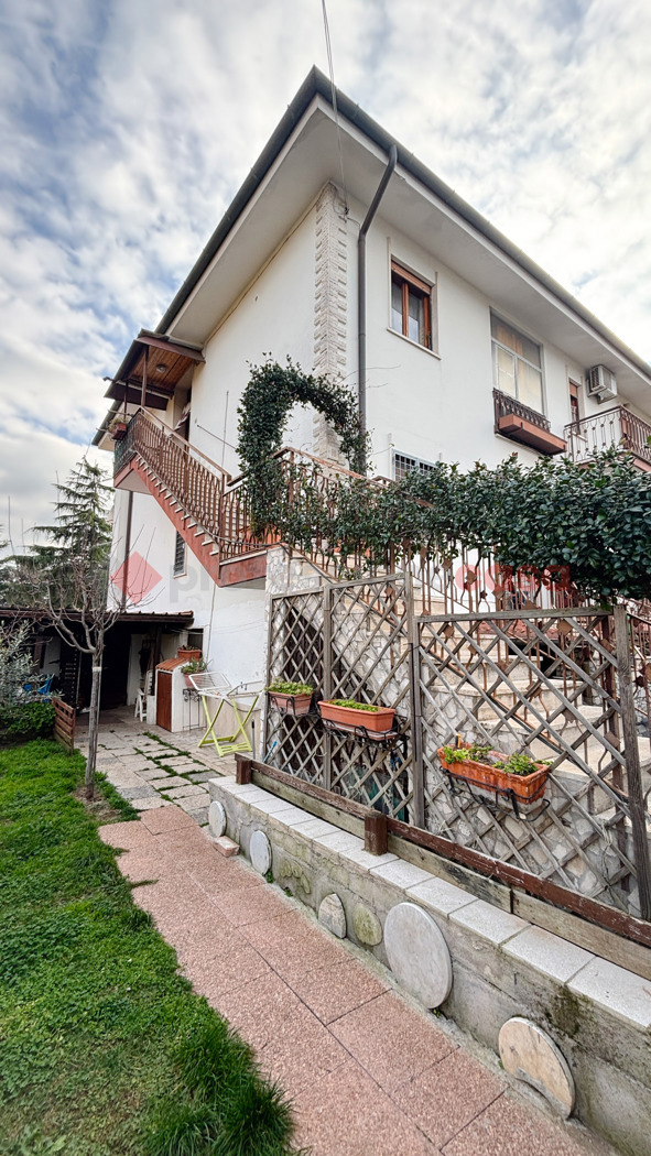 Quadrilocale con giardino a Roma