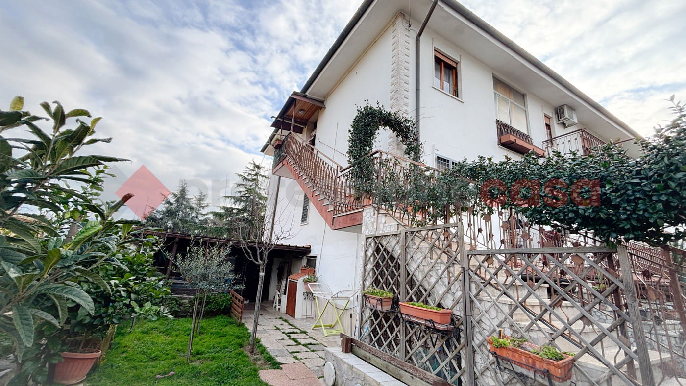 Quadrilocale con giardino a Roma